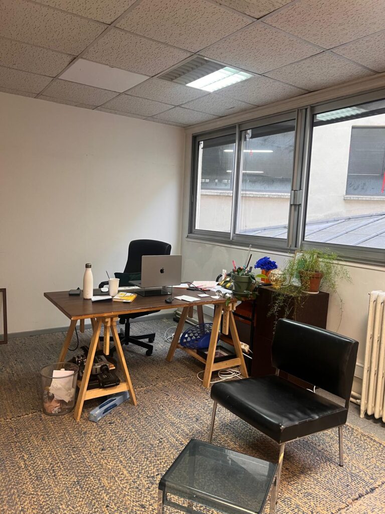 Espace de travail d’un créateur à République, avec bureau, fauteuil et plantes, en février 2026