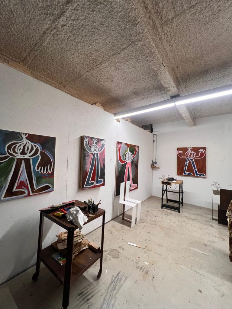 Espace d’exposition présentant des peintures typographiques, le 3 février 2026