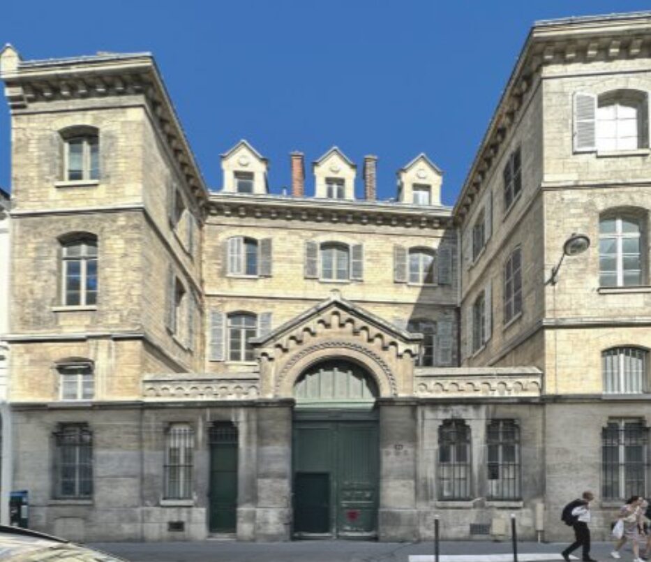 Façade sur rue du bâtiment universitaire Raspail, projet de transformation en logements étudiants publié en 2026