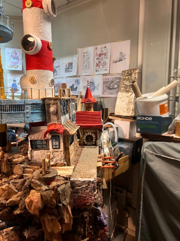 Installation miniature mêlant maisons et matériaux d’atelier à République, le 3 février 2026