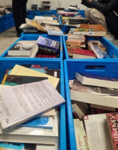 Livres et magazines disposés dans des bacs bleus à République, en février 2026