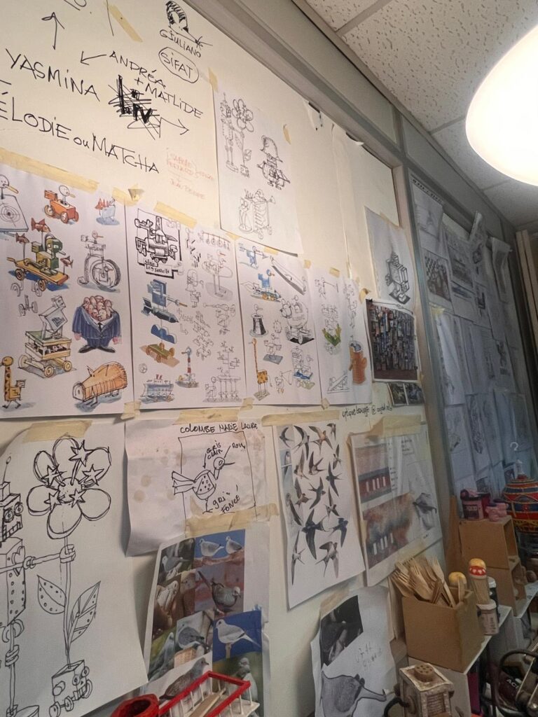 Mur couvert de croquis et de dessins dans un atelier de création, le 3 février 2026