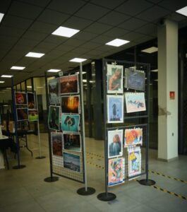 Œuvres exposées sur des grilles dans un espace intérieur à République, en février 2026