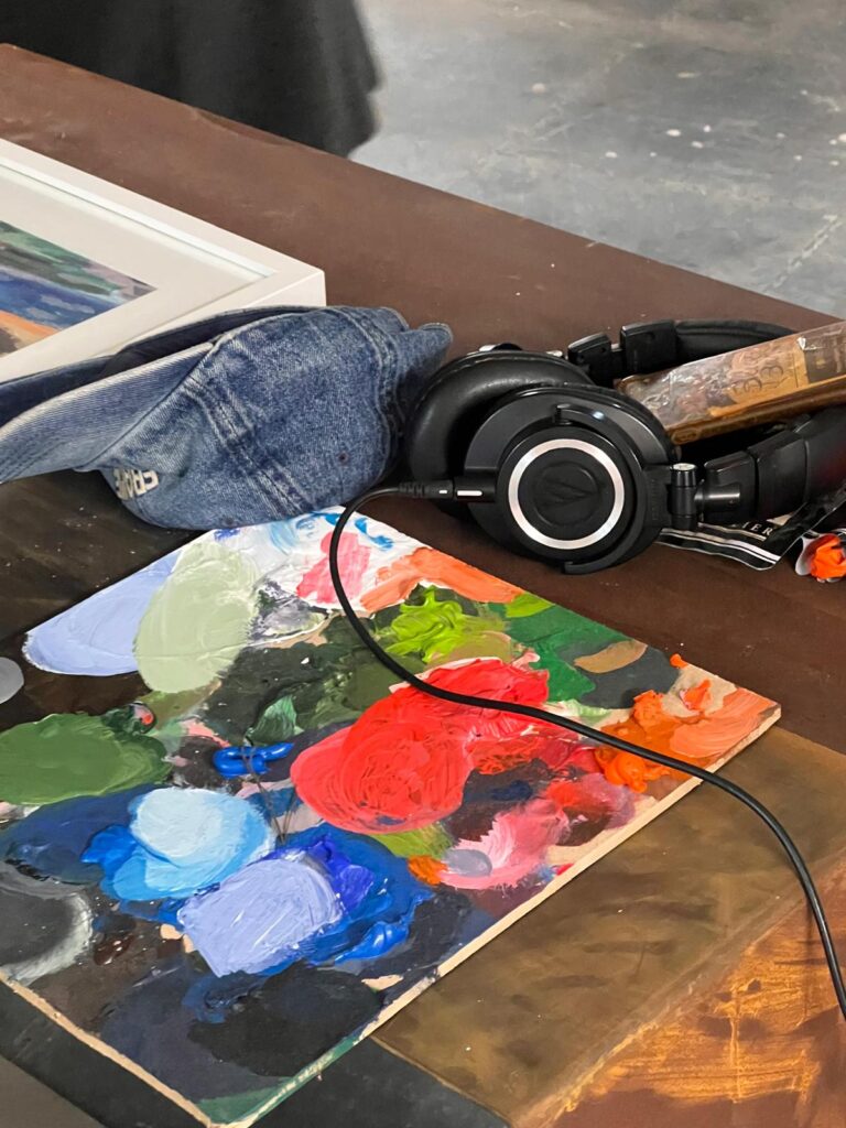 Palette de peinture colorée et casque audio lors du mélange des styles à République, en février 2026