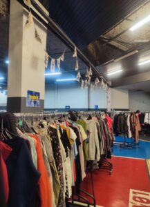 Portants de vêtements dans un espace événementiel à République, en février 2026