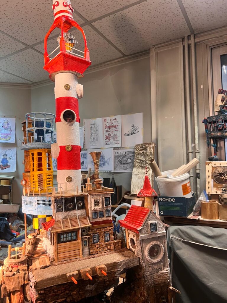 Sculpture d’assemblage en forme de phare présentée à République le 3 février 2026