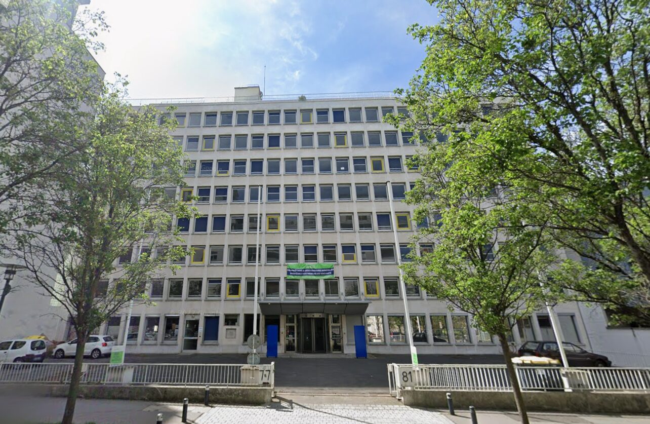 Façade des anciens locaux de GEFCO destinés à être transformés en logements étudiants, en octobre 2025