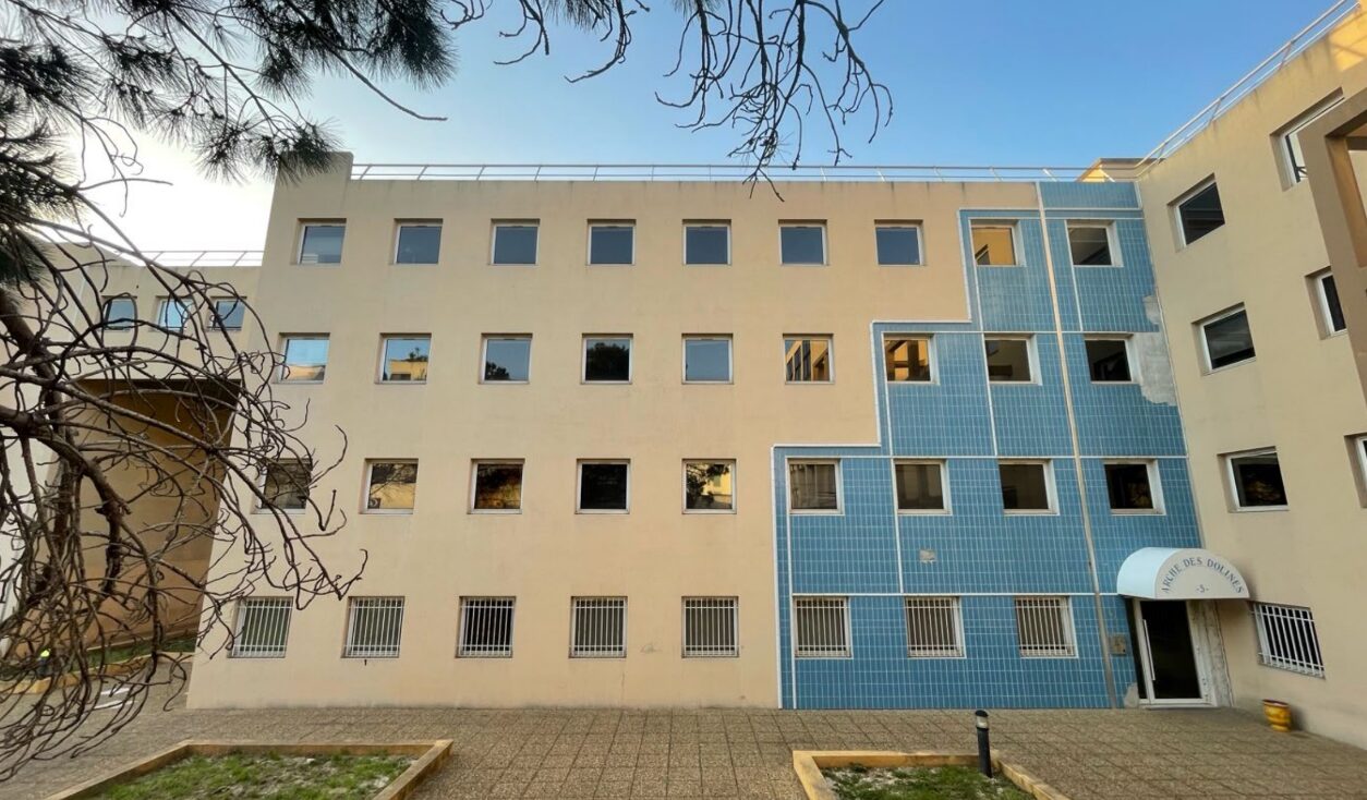 Immeuble de bureaux avant sa transformation en logements pour jeunes actifs et intermédiaires, janvier 2026