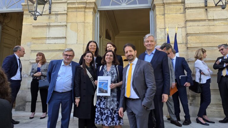 Élus et partenaires réunis pour la transformation de bureaux en logements en Île-de-France, le 10 avril 2026