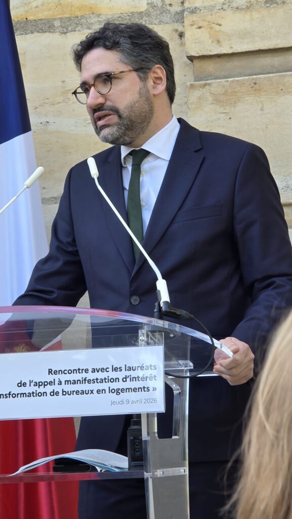 Intervenant à la rencontre sur la transformation de bureaux en logements en Île-de-France, le 10 avril 2026