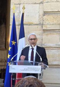 Intervenant à la tribune lors d’un événement sur la transformation de bureaux en logements, le 10 avril 2026