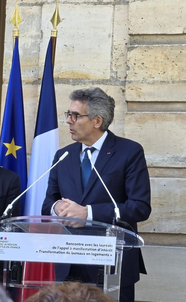 Intervenant à la tribune lors d’un événement sur la transformation de bureaux en logements, le 10 avril 2026