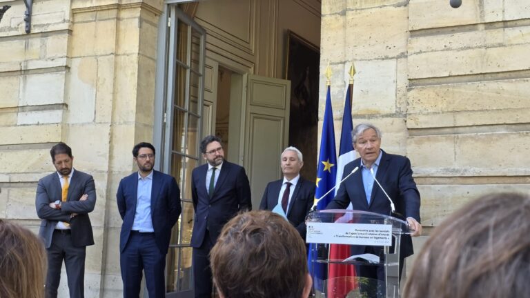 Intervenant au pupitre lors de la mobilisation pour transformer des bureaux en logements, le 10 avril 2026