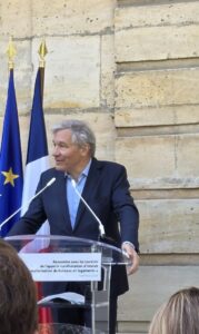 Intervenant à la tribune lors d’un événement sur la transformation de bureaux en logements, le 10 avril 2026