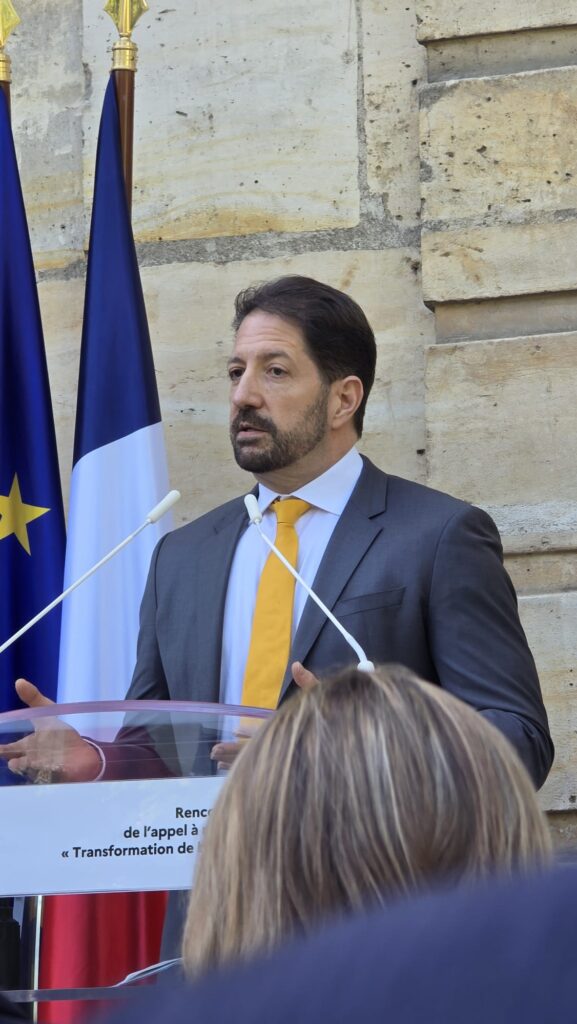 Un intervenant à la tribune lors d’un événement sur la transformation de bureaux en logements, en avril 2026