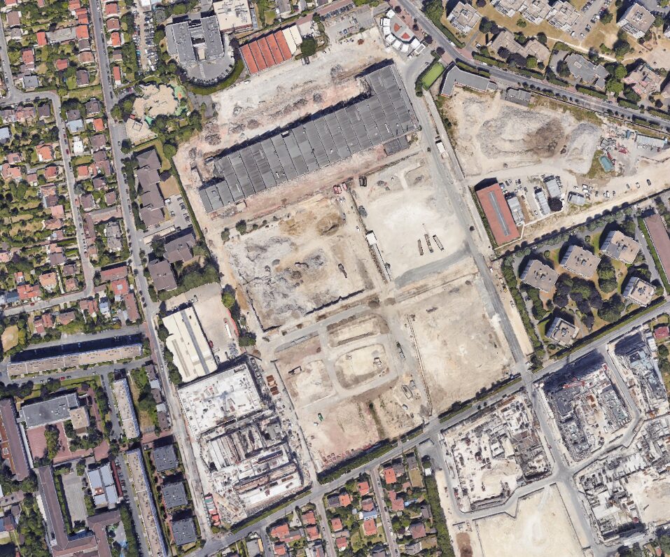Chantier de reconversion d’une friche industrielle en logements familiaux, vue aérienne en mai 2026