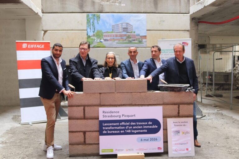 Équipe réunie autour d’un mur symbolique pour le chantier rue du Général-Picquart à Strasbourg, le 7 mai 2026