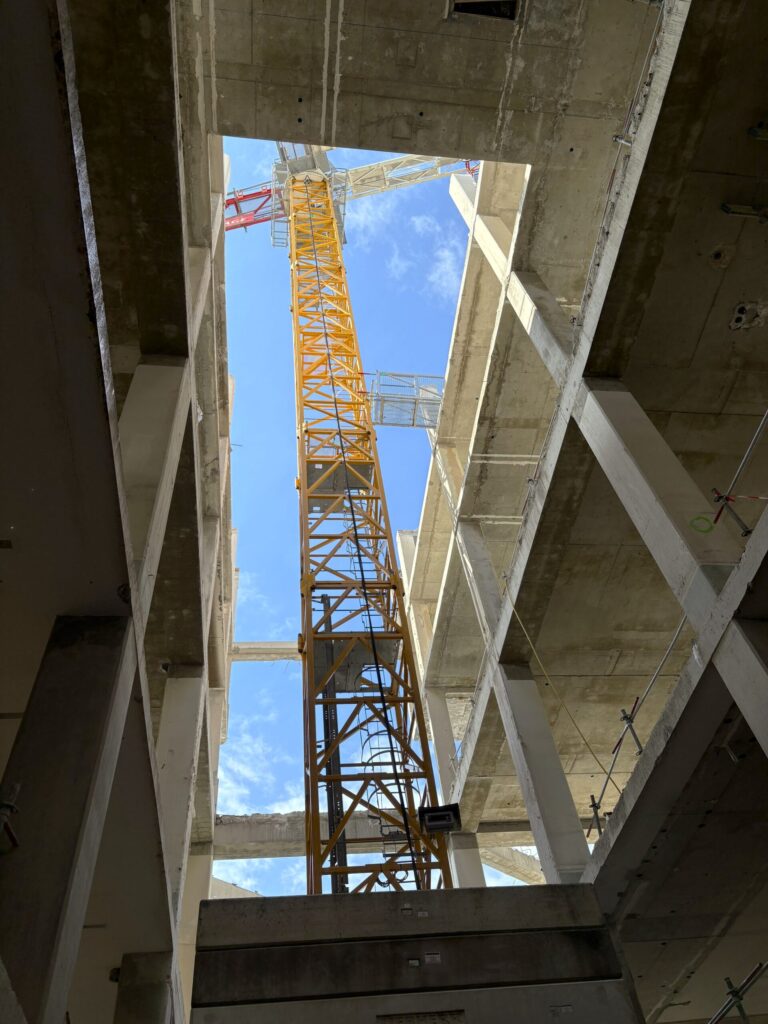 Grue vue depuis l’intérieur du chantier rue du Général Picquart à Strasbourg, en mai 2026
