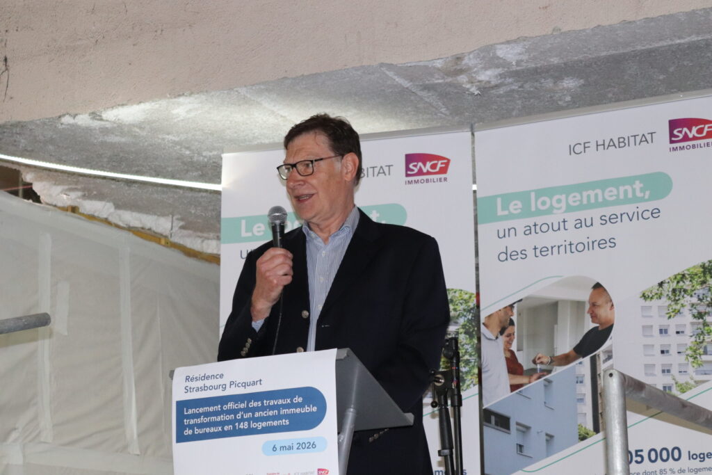 Intervenant prenant la parole lors de l’installation de la grue rue du Général-Picquart à Strasbourg, en mai 2026
