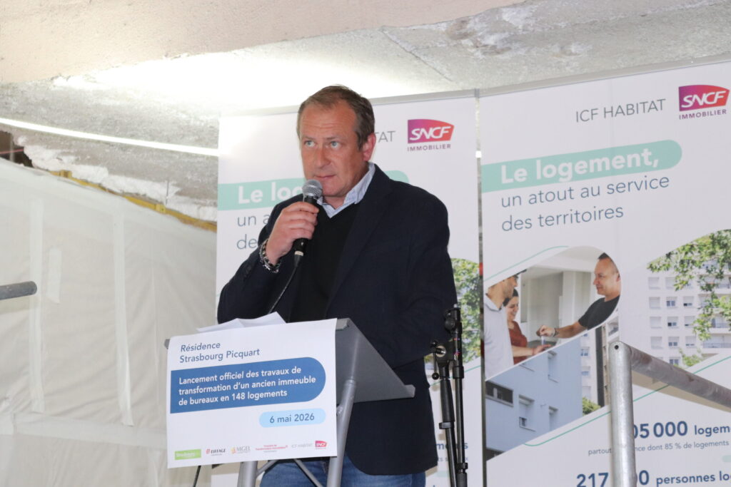 Intervenant prenant la parole pour l’installation de la grue rue du Général-Picquart à Strasbourg, le 7 mai 2026