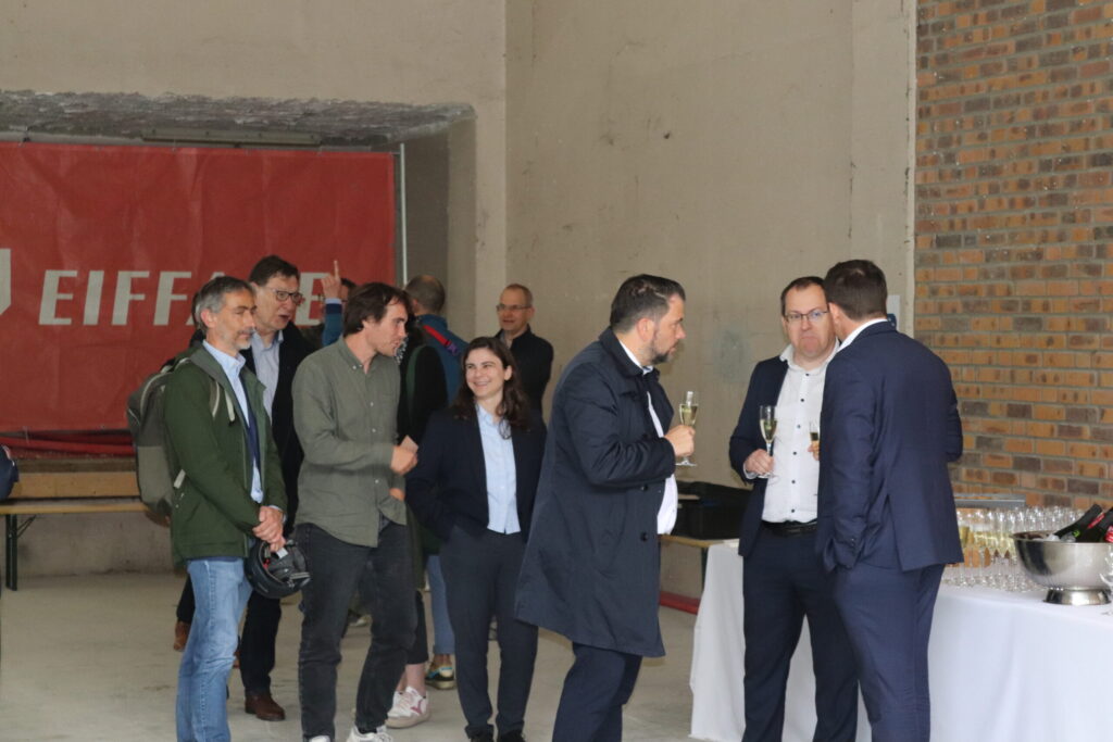 Participants échangeant lors de l’installation de la grue rue du Général Picquart à Strasbourg, en mai 2026