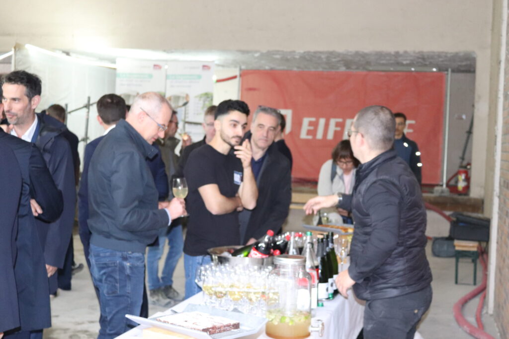 Participants réunis autour d’un buffet pour le projet rue du Général-Picquart à Strasbourg, en mai 2026