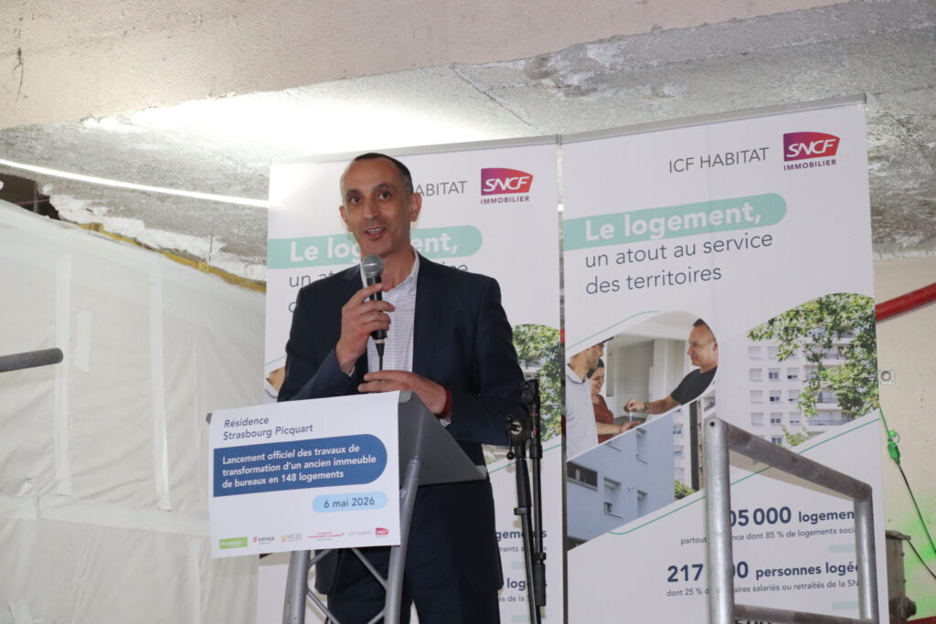 Prise de parole pour l’installation de la grue rue du Général-Picquart à Strasbourg, en mai 2026