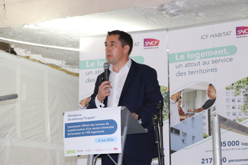 Prise de parole lors de l’installation de la grue rue du Général-Picquart à Strasbourg, en mai 2026