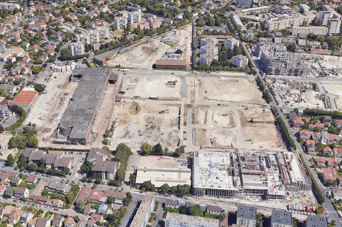 Vue aérienne du chantier de reconversion d’une friche industrielle en logements familiaux, en mai 2026
