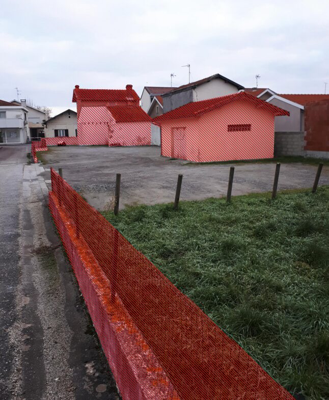 Ensemble de locaux clôturé avant démolition pour un programme de logements familiaux, en juin 2026
