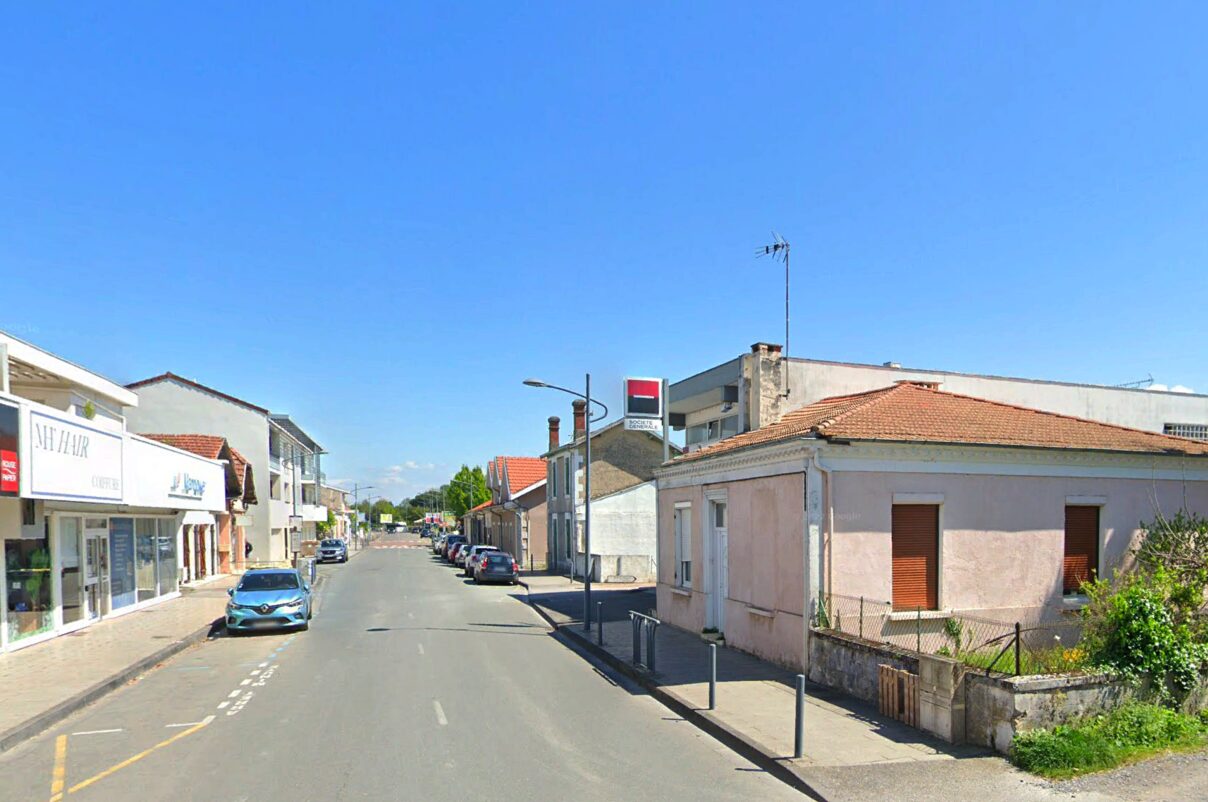 Ensemble de locaux destiné à un programme de logements familiaux, vu depuis la rue en juin 2026