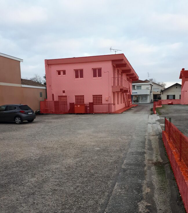 Ensemble de locaux roses destiné à être démoli pour créer des logements familiaux, en juin 2026