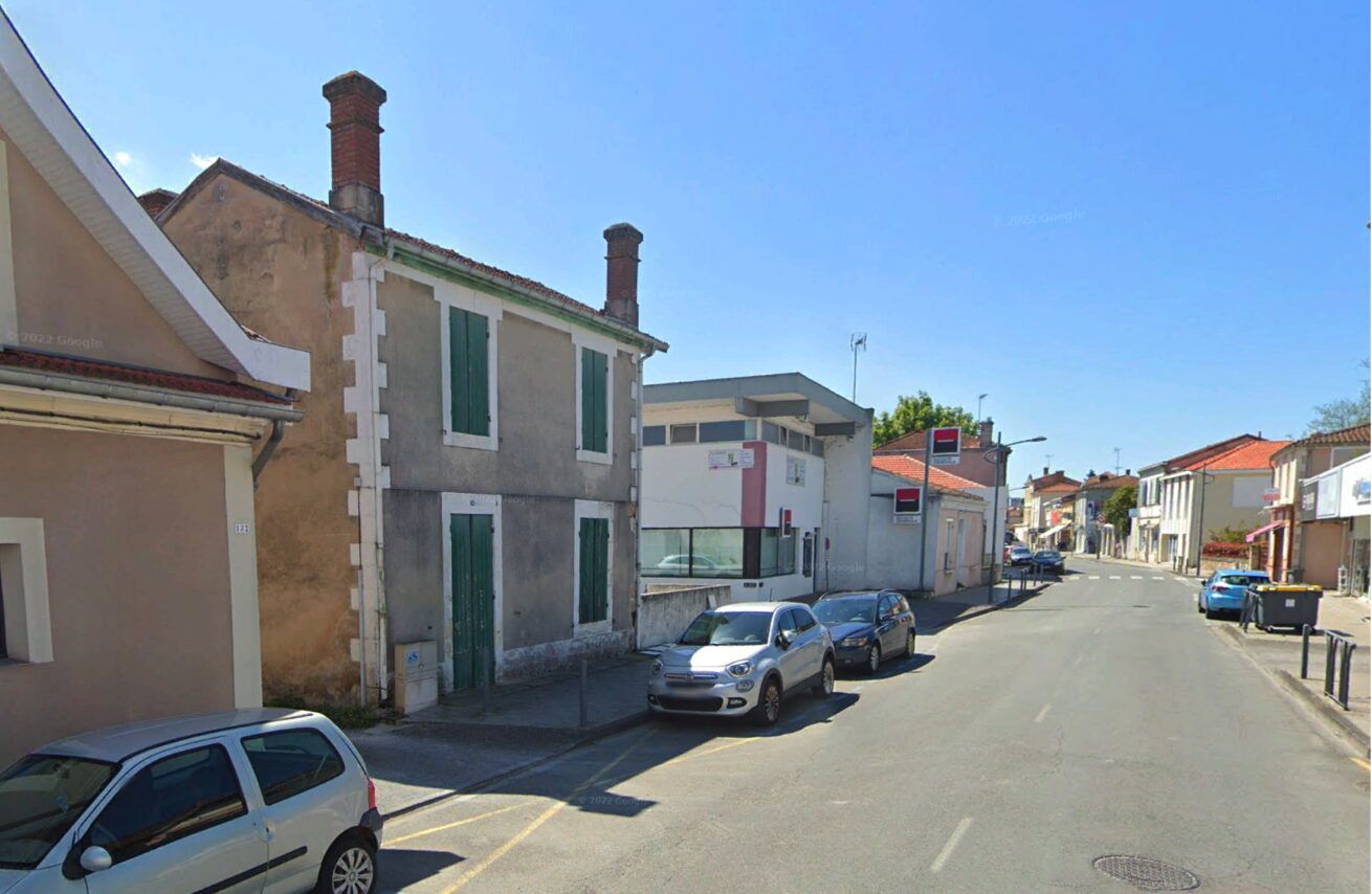 Locaux existants dans une rue résidentielle avant leur démolition pour des logements, en juin 2026