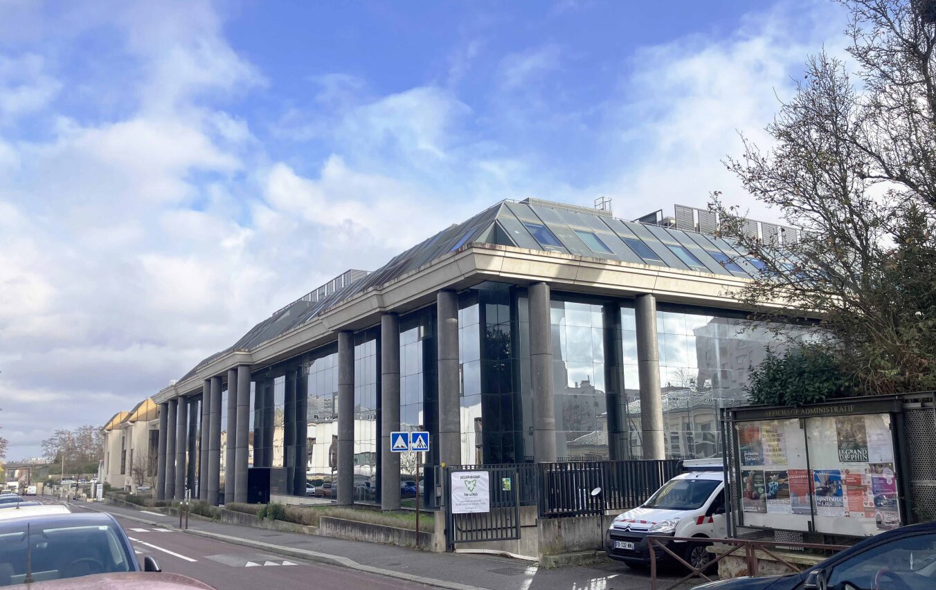 Ancienne halle industrielle à transformer en résidence étudiante, vue extérieure en juillet 2026
