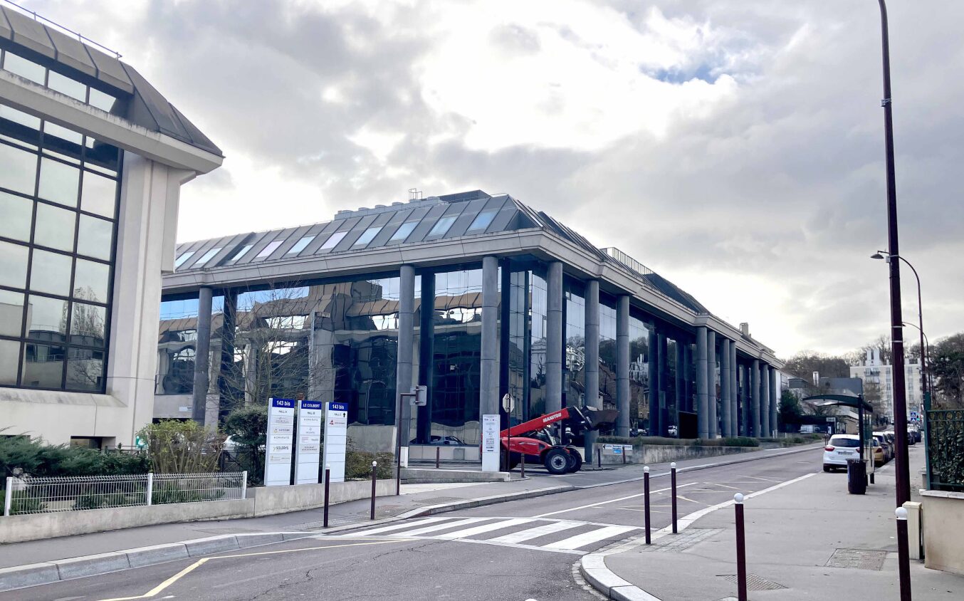 Ancienne halle industrielle transformée et agrandie en résidence étudiante, vue extérieure en juillet 2026