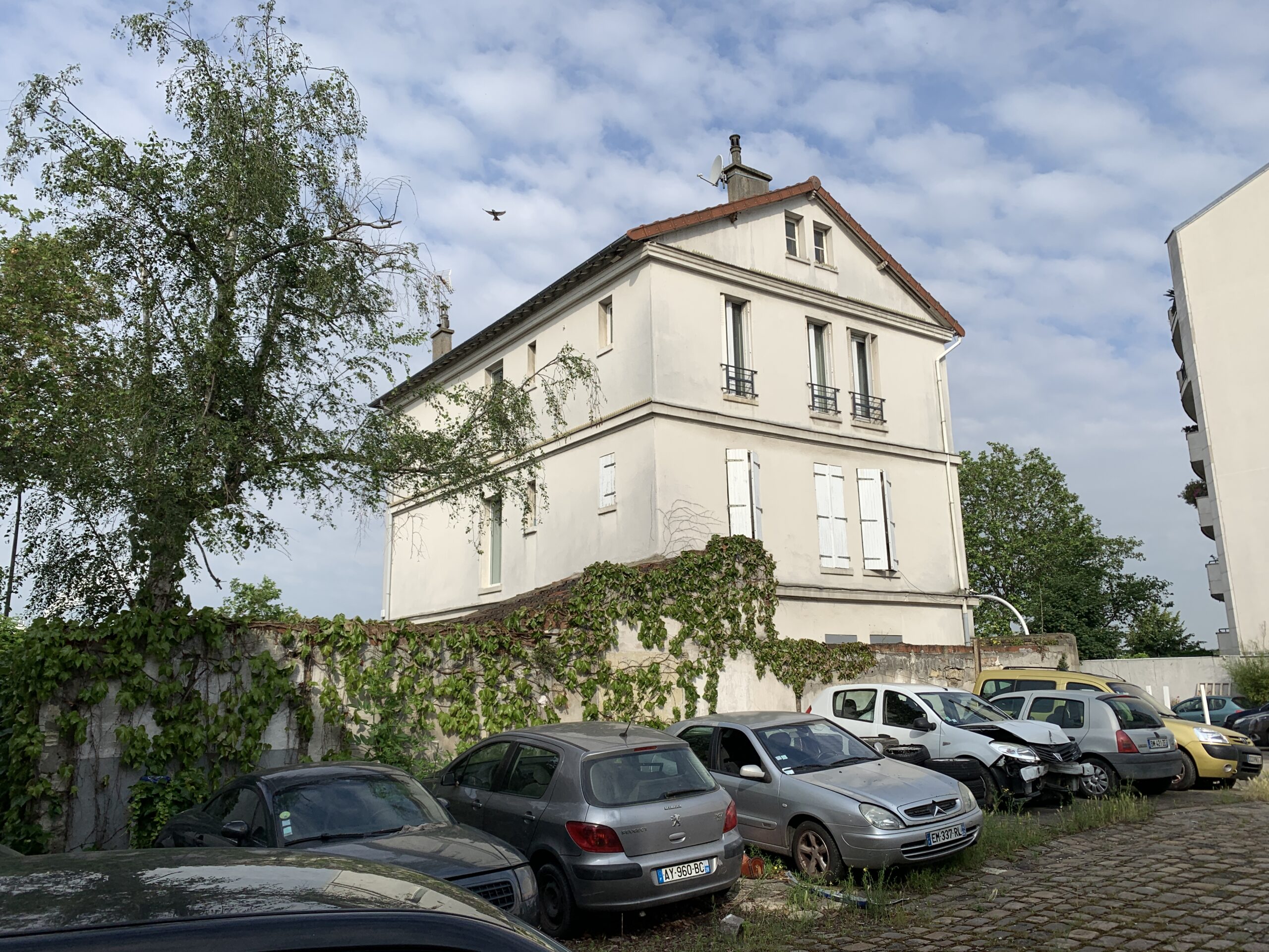 Bâtiment tertiaire existant avant sa transformation en logements abordables, vue extérieure en juillet 2026