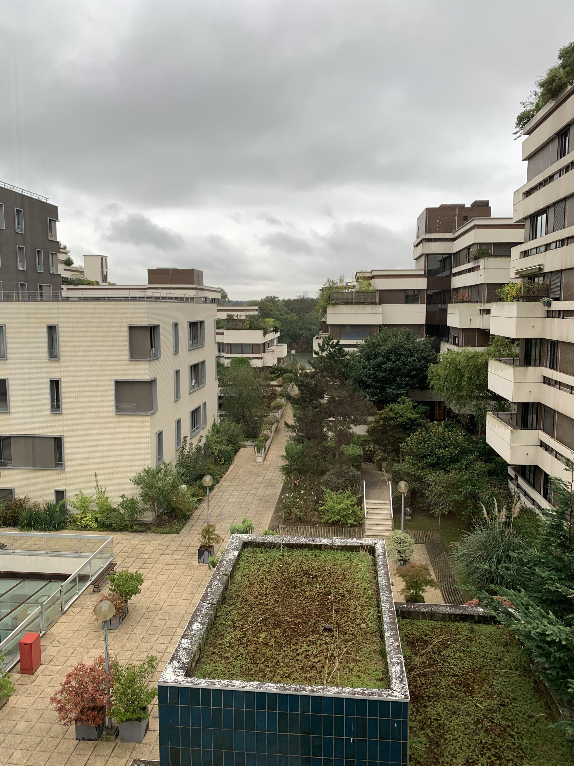 Cour intérieure végétalisée de l’ensemble tertiaire destiné à être transformé en logements abordables