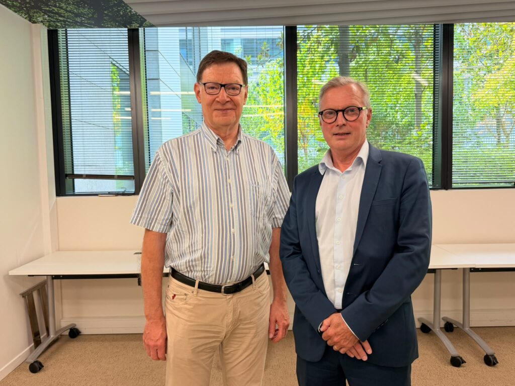 Deux membres du conseil d’administration de la FTI posant dans des bureaux, le 3 juillet 2026