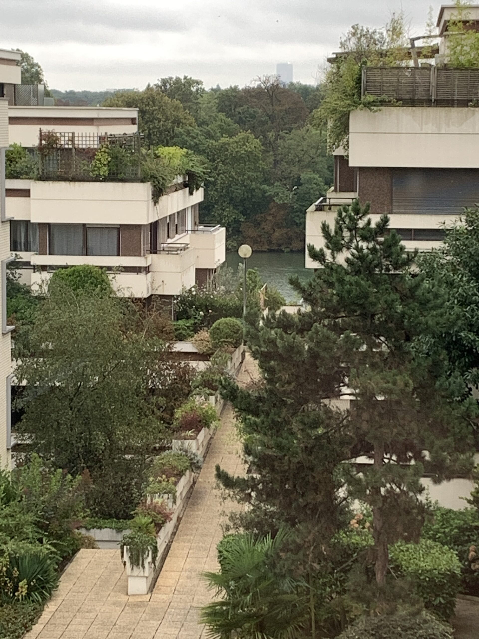 Ensemble tertiaire à transformer en logements abordables, avec allée paysagère en juillet 2026