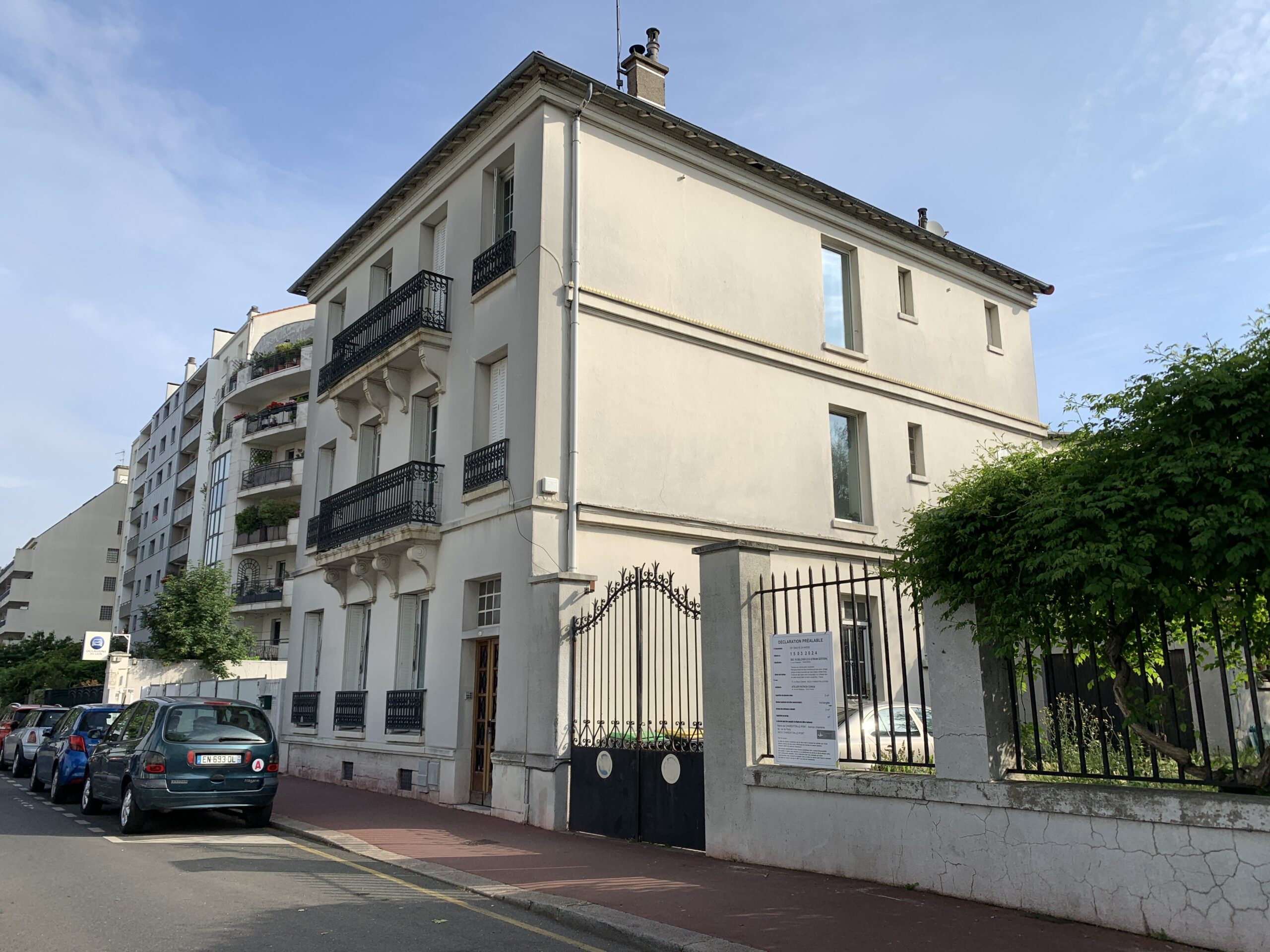 Ensemble tertiaire avant sa transformation en logements abordables, vu depuis la rue en juillet 2026