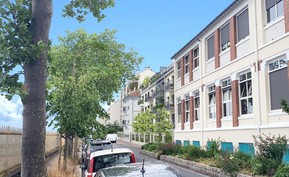 Ensemble tertiaire vu depuis la rue avant sa transformation en logements abordables, en juillet 2026