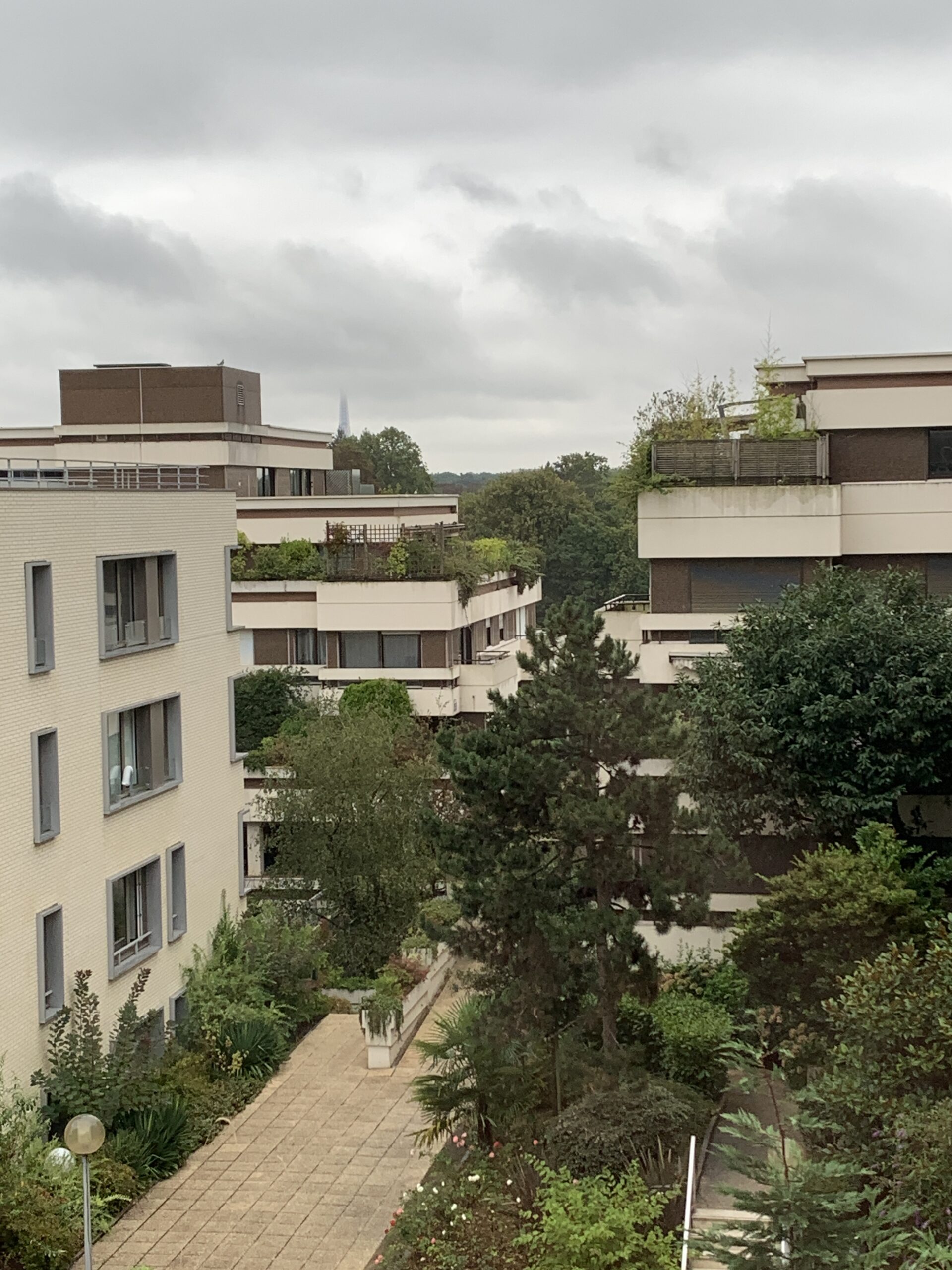 Ensemble tertiaire et cour arborée avant sa transformation en logements abordables, juillet 2026
