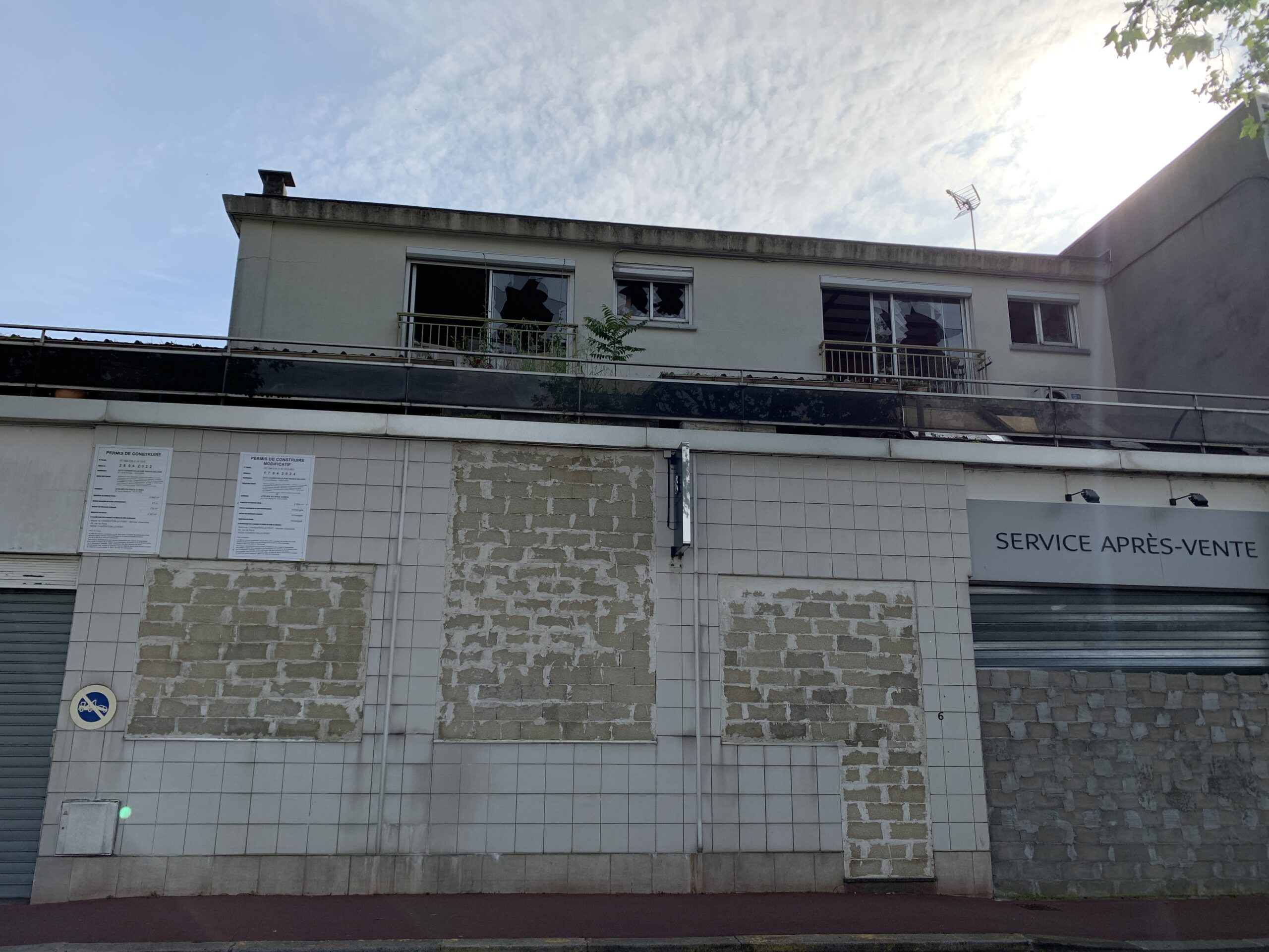 Façade de l’ensemble tertiaire avant sa transformation en logements abordables, en juillet 2026