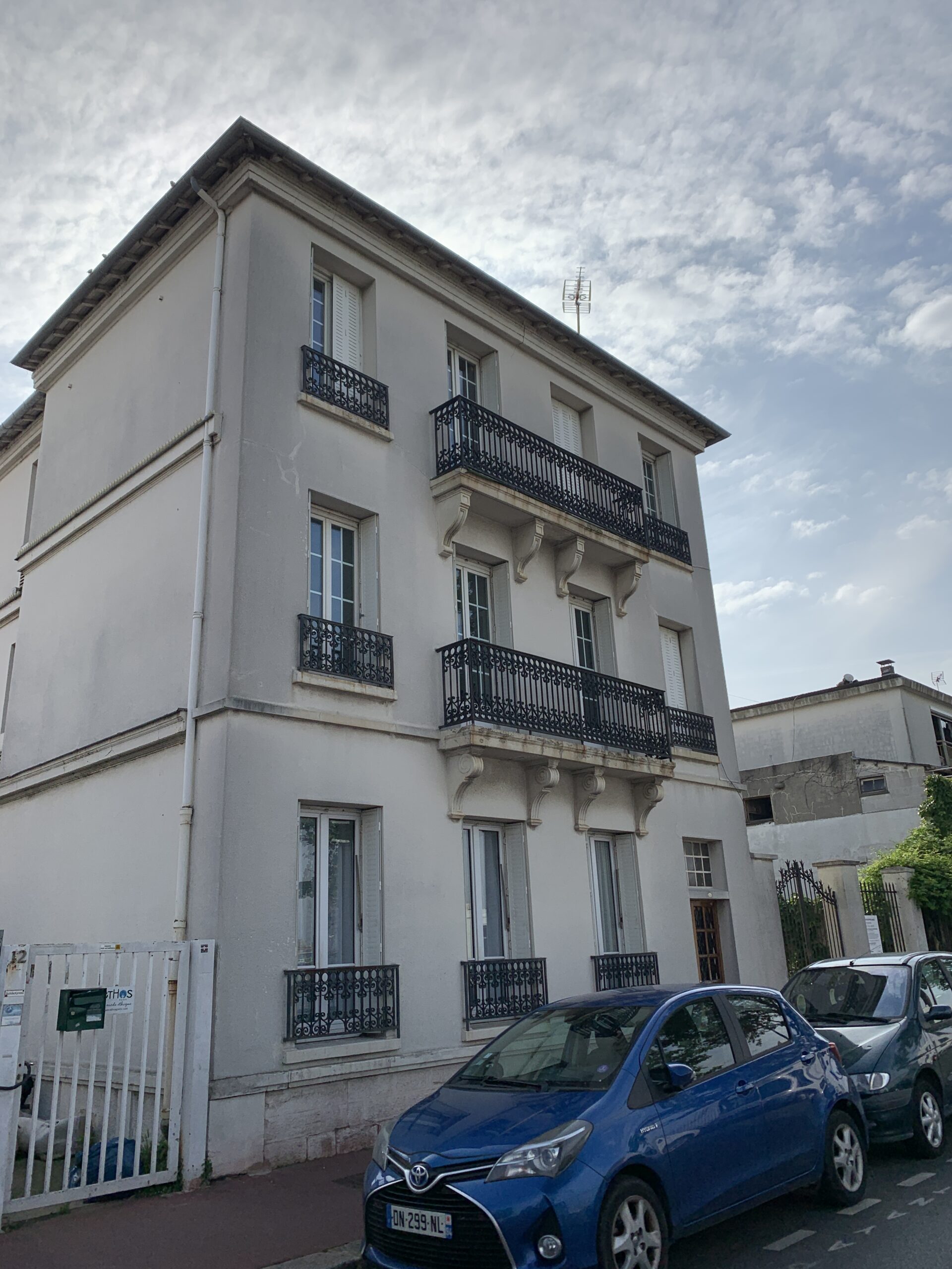 Façade sur rue de l’ensemble tertiaire avant sa transformation en logements abordables, juillet 2026
