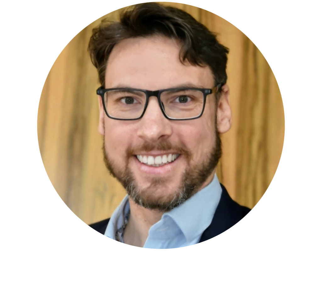 Portrait en médaillon de Julien Houssin, souriant et portant des lunettes