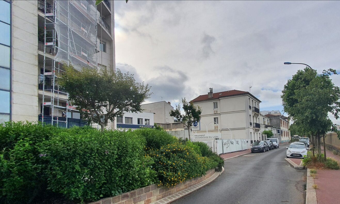 Ensemble tertiaire vu depuis la rue avant sa transformation en logements abordables, le 22 juillet 2026