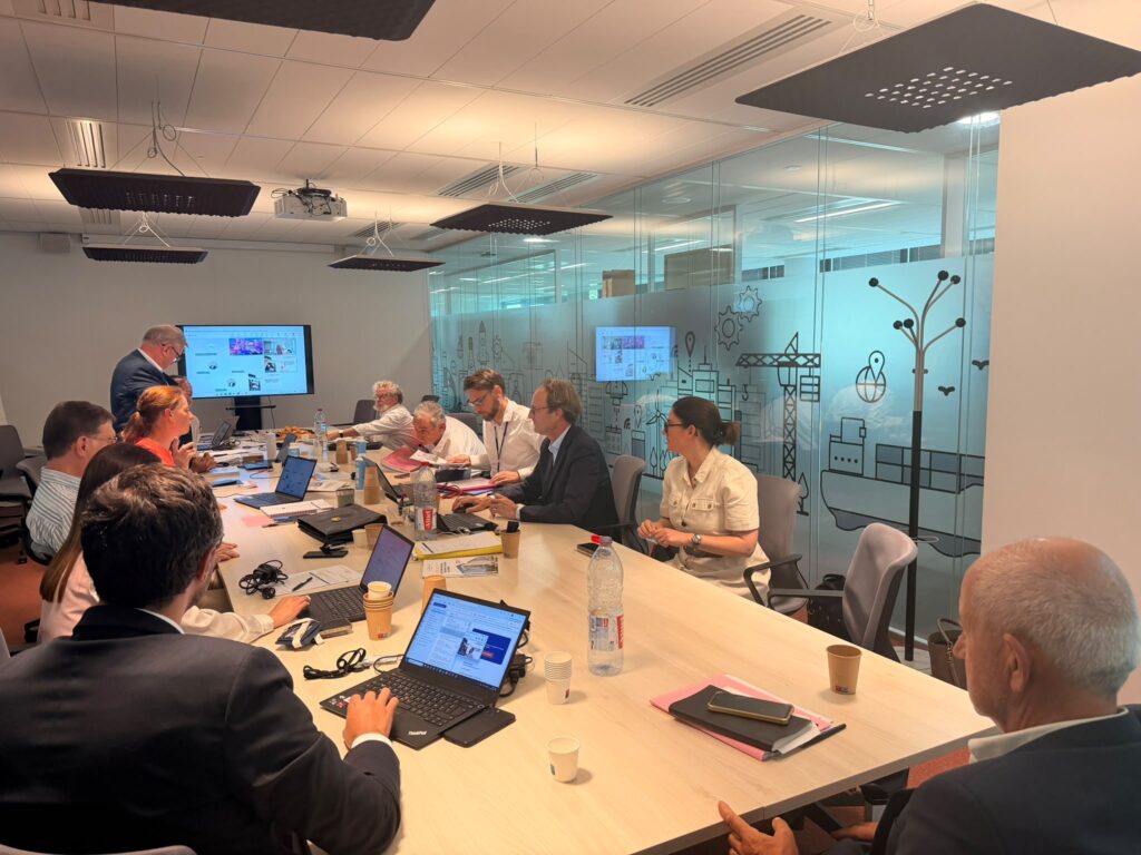 Réunion du conseil d’administration renouvelé de la FTI autour d’une table en juillet 2026